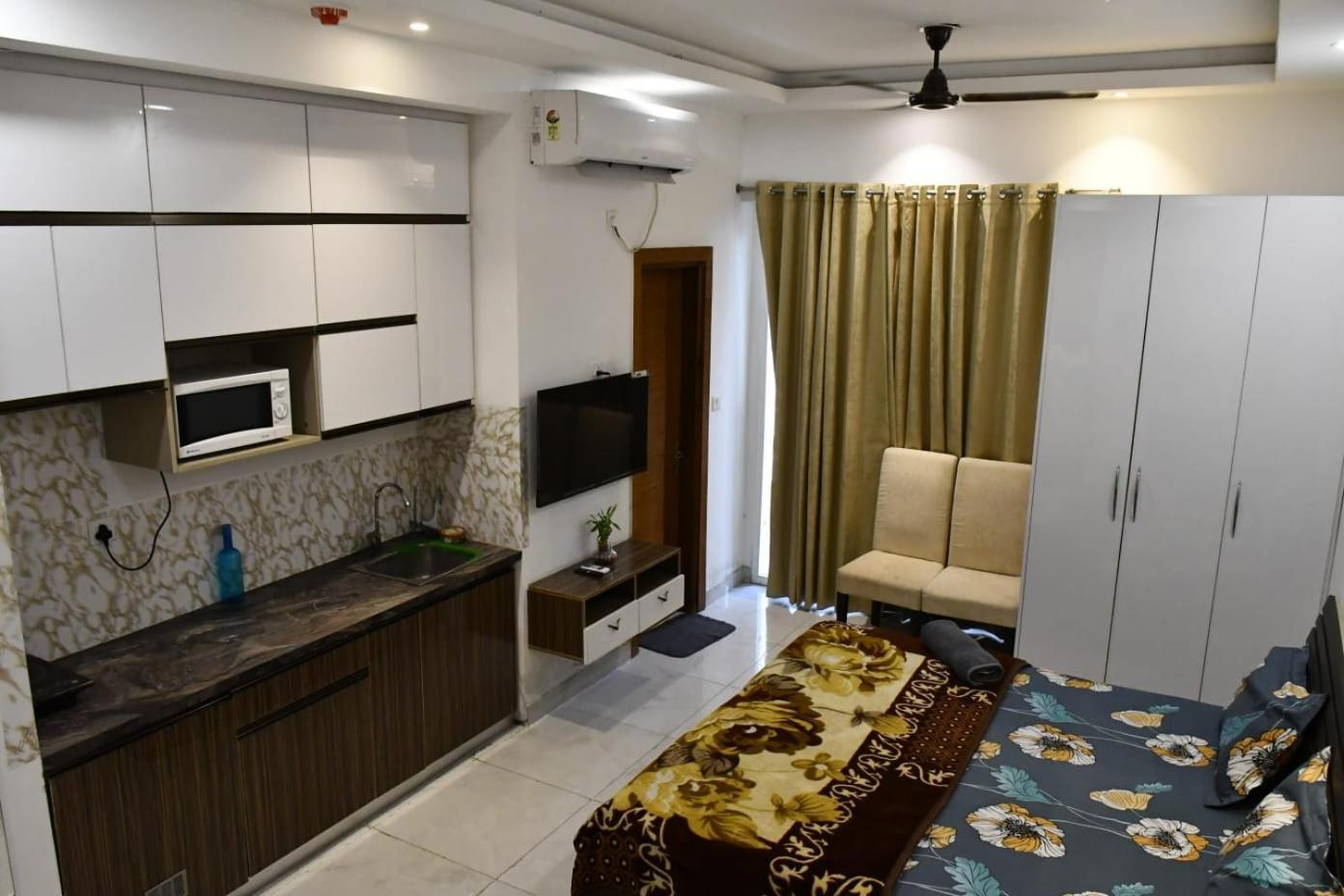 The Forest Stays-Luxury Studio Apartment In Noida Exterior photo